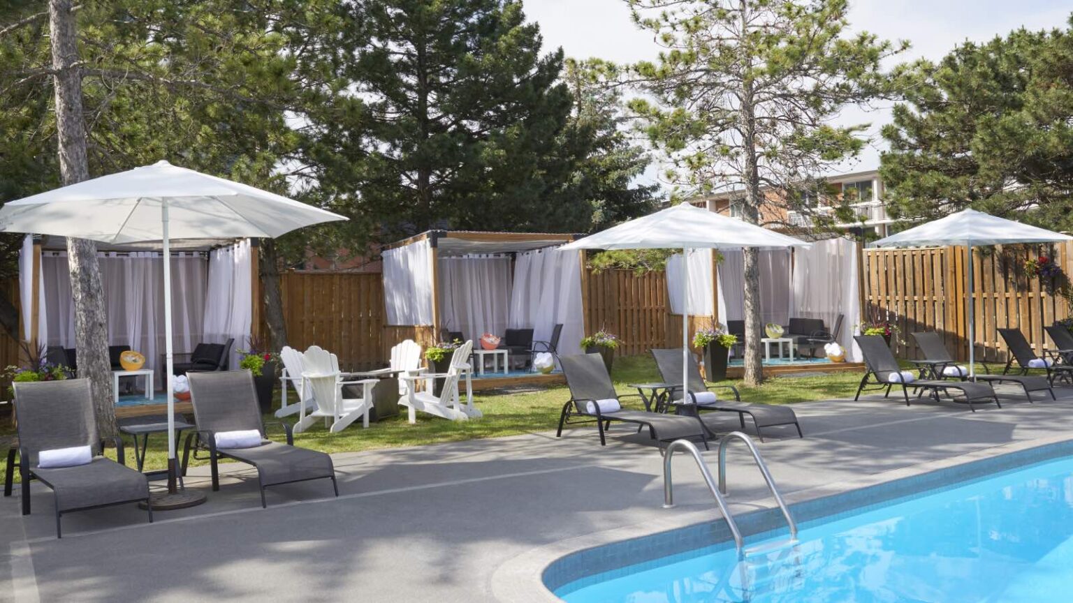 Best Western Parkway outdoor pool and cabanas